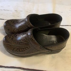 Dansco Embossed Size 38 clogs